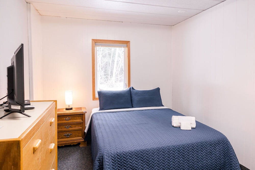 Basic Room, 1 Queen Bed (Shared Bath) photo 3