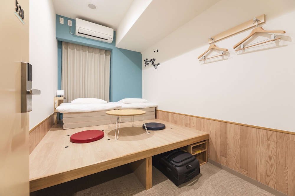 Private Hollywood Twin Room with Shared Bathroom