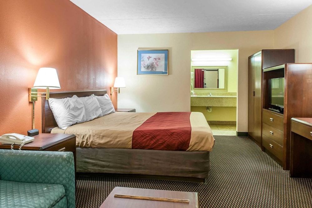 Standard Room, 1 King Bed, Non Smoking - Photo 10
