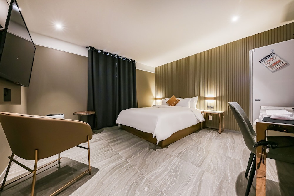 Premium Double Room - Photo 9