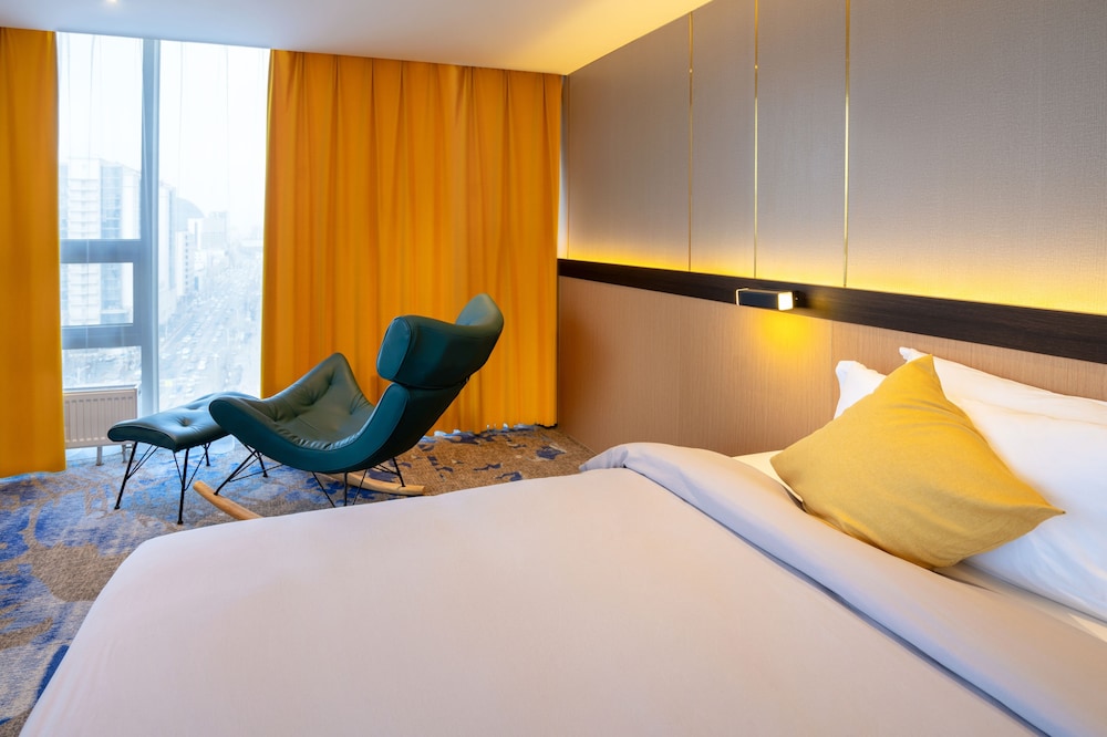 Deluxe Room, 1 King Bed photo 1
