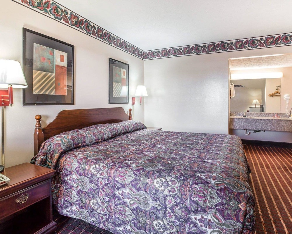 Standard Room, 1 King Bed, Non Smoking - Photo 8