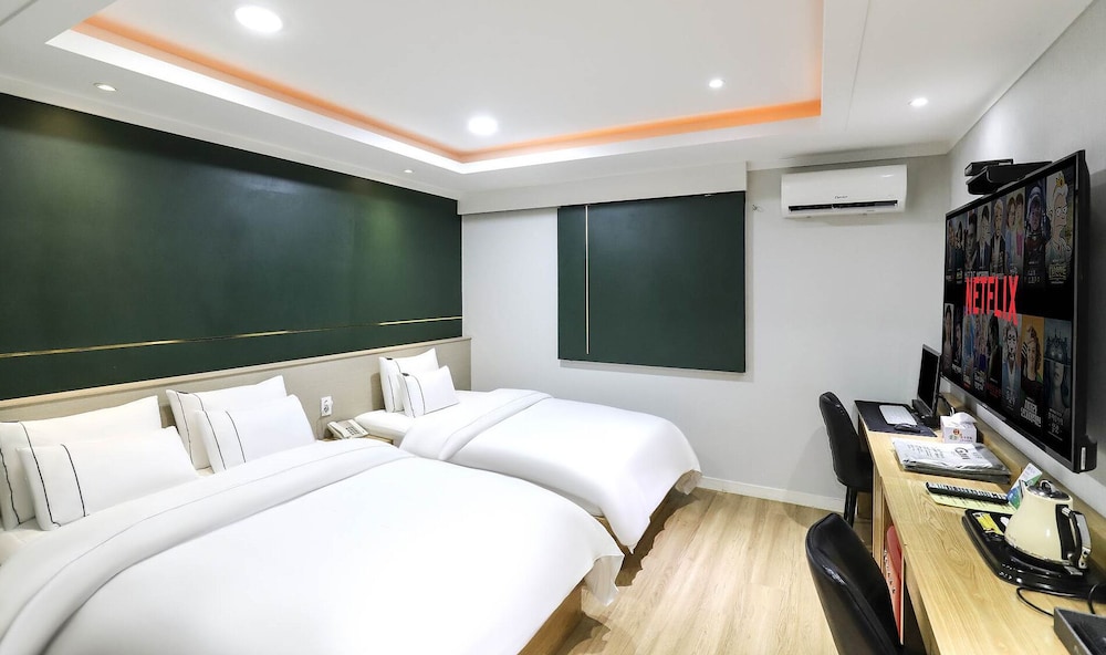 Standard Twin Room (Check-in at 7pm on Sat&Sun)