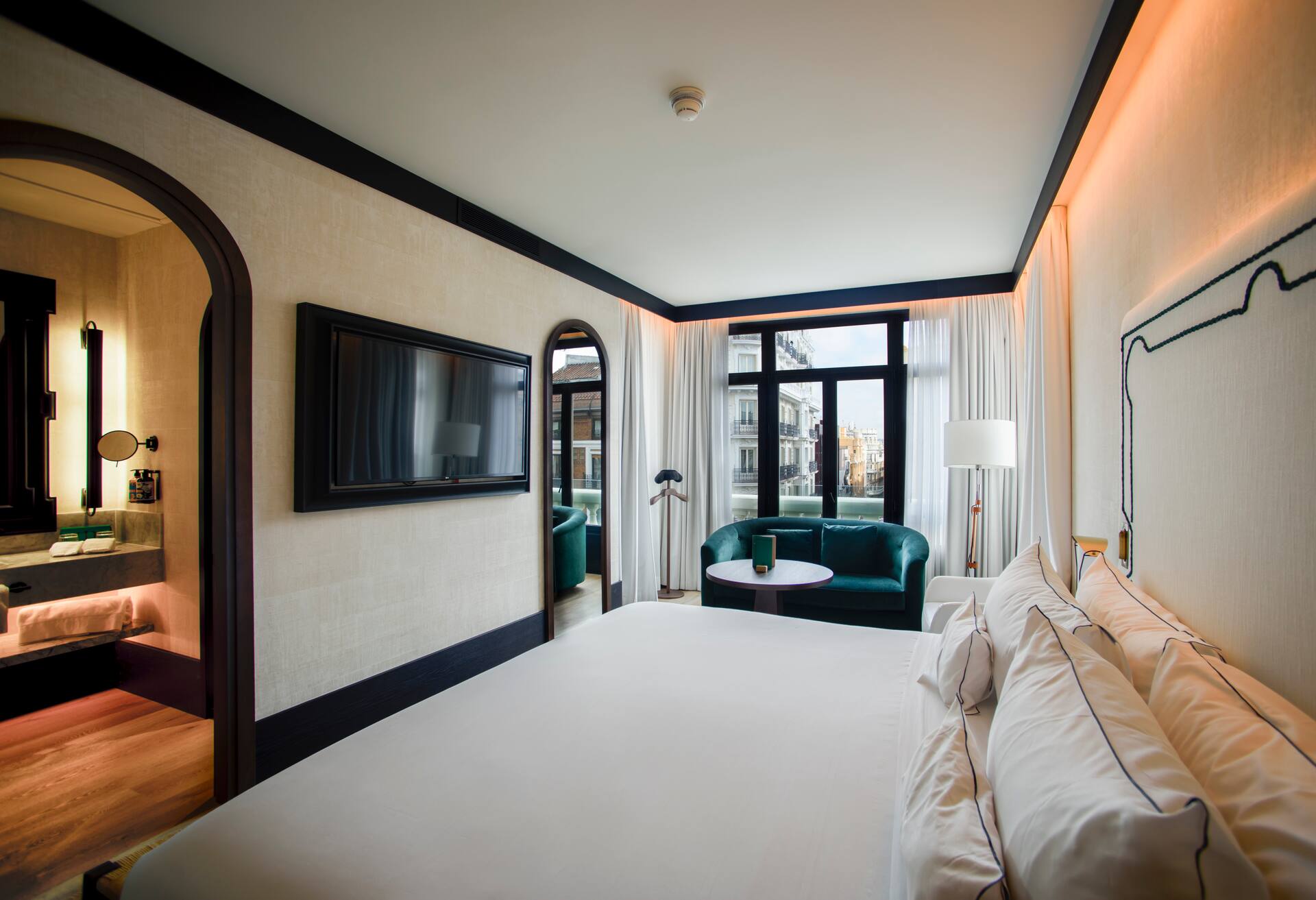 King Esperanza Room thumbnail 5