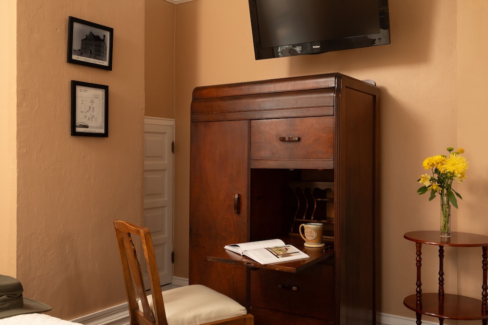 The Bernard Shandon Rodey Room photo 3