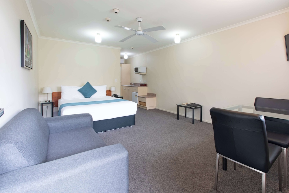 Deluxe Studio, 1 Queen Bed, Non Smoking, Kitchenette