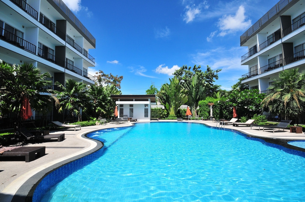 Deluxe Pool View photo 2