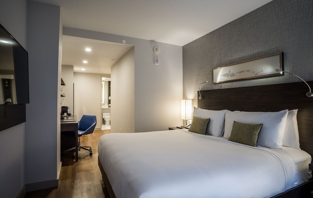 Room, 1 King Bed, Accessible, Corner (Mobility/Hearing, Roll In Shower)