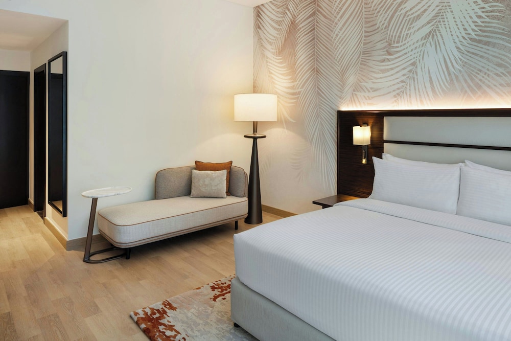 Deluxe Room, 1 King Bed, Non Smoking, Pool View