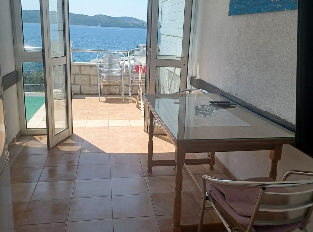 Apartment (Three- Bedroom Apartment With Sea Vie)