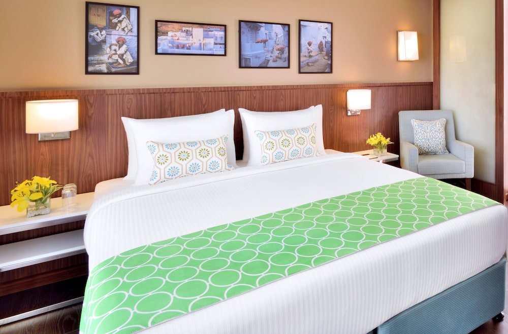 Premium Room, 1 King Bed photo 3