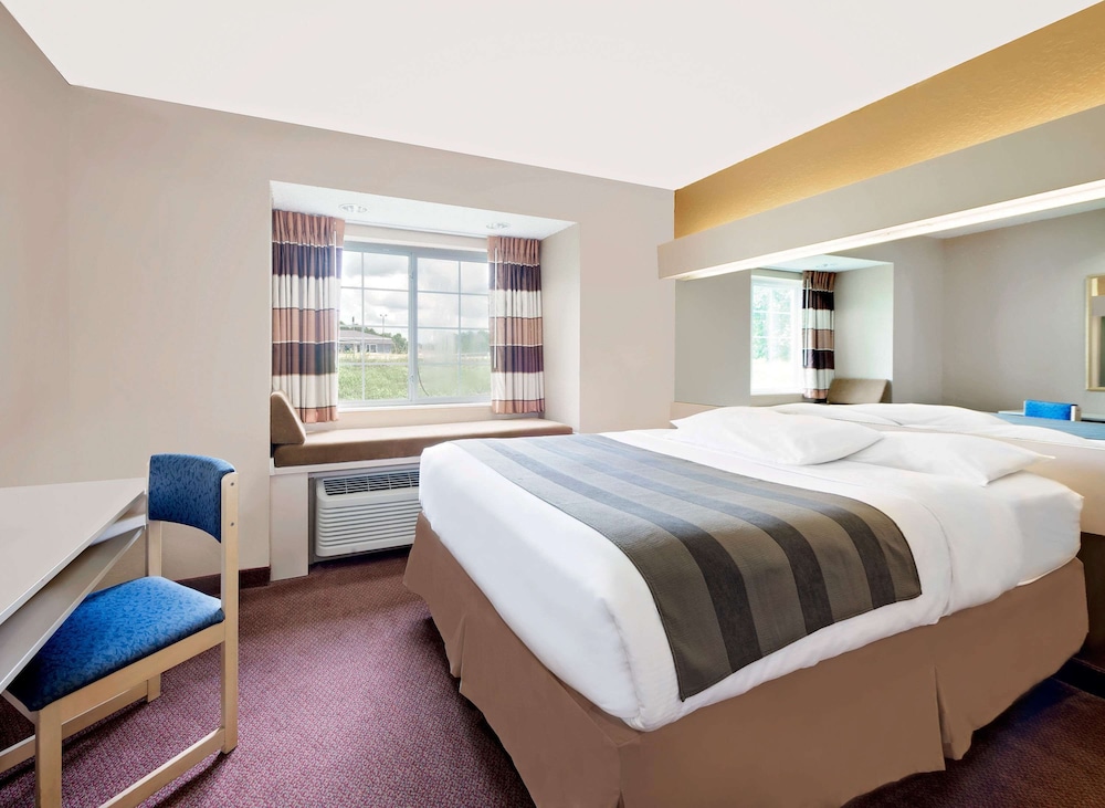 Suite, 1 Queen Bed, Accessible, Smoking photo 1