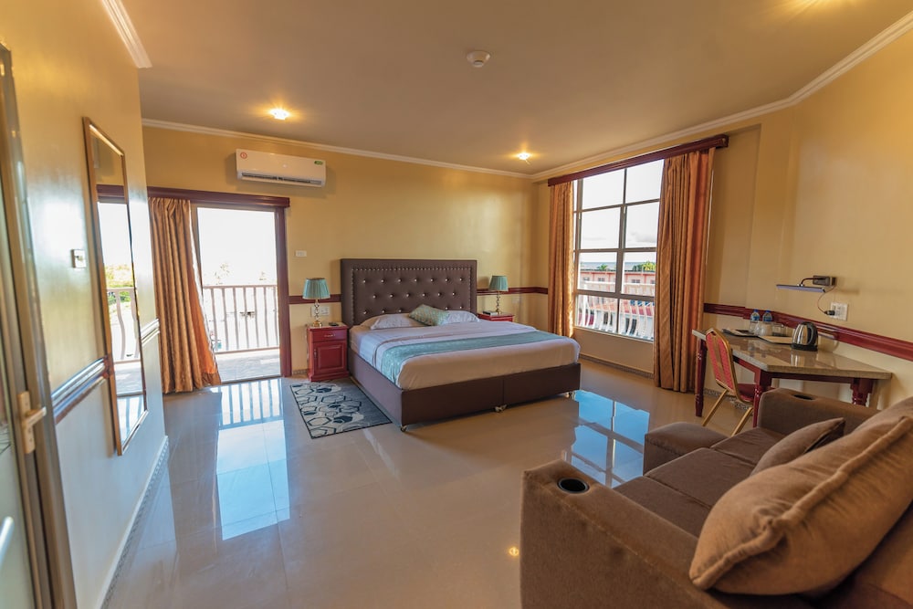 Comfort Studio Suite, 1 King Bed, Balcony, City View photo 1