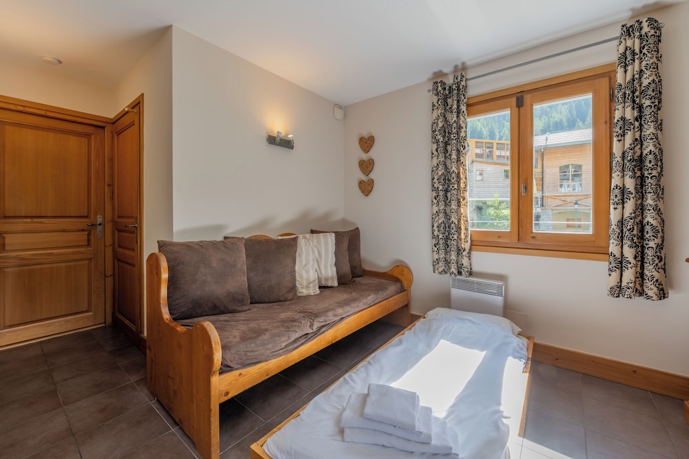 Family Apartment, Multiple Bedrooms (Vallorcine Balme 06 Ski In / Ski Out) Family Apartment, Multiple Bedrooms (Vallorcine Balme 06 Ski In / Ski Out)