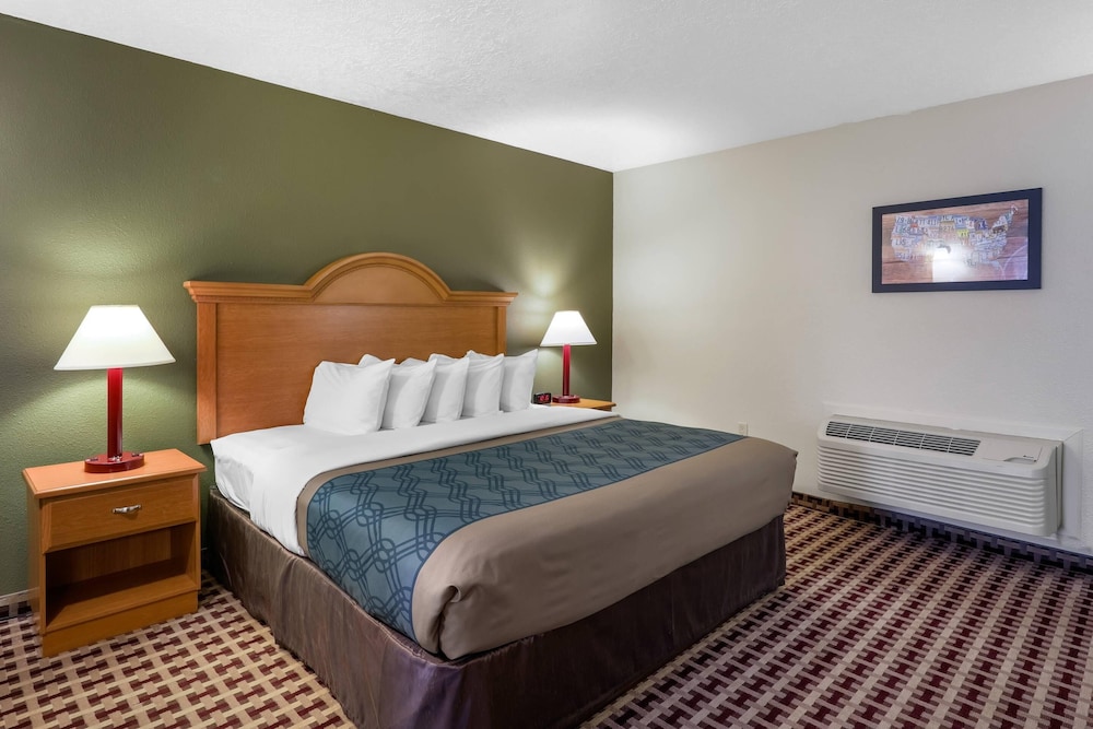 Room, 1 King Bed, Non Smoking - Photo 6