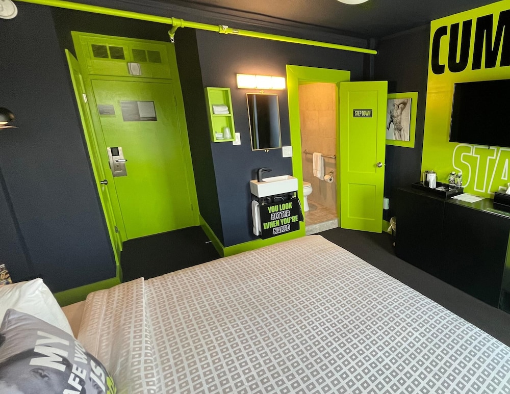 Superior Room, 1 King Bed, Non Smoking, Private Bathroom - Photo 4