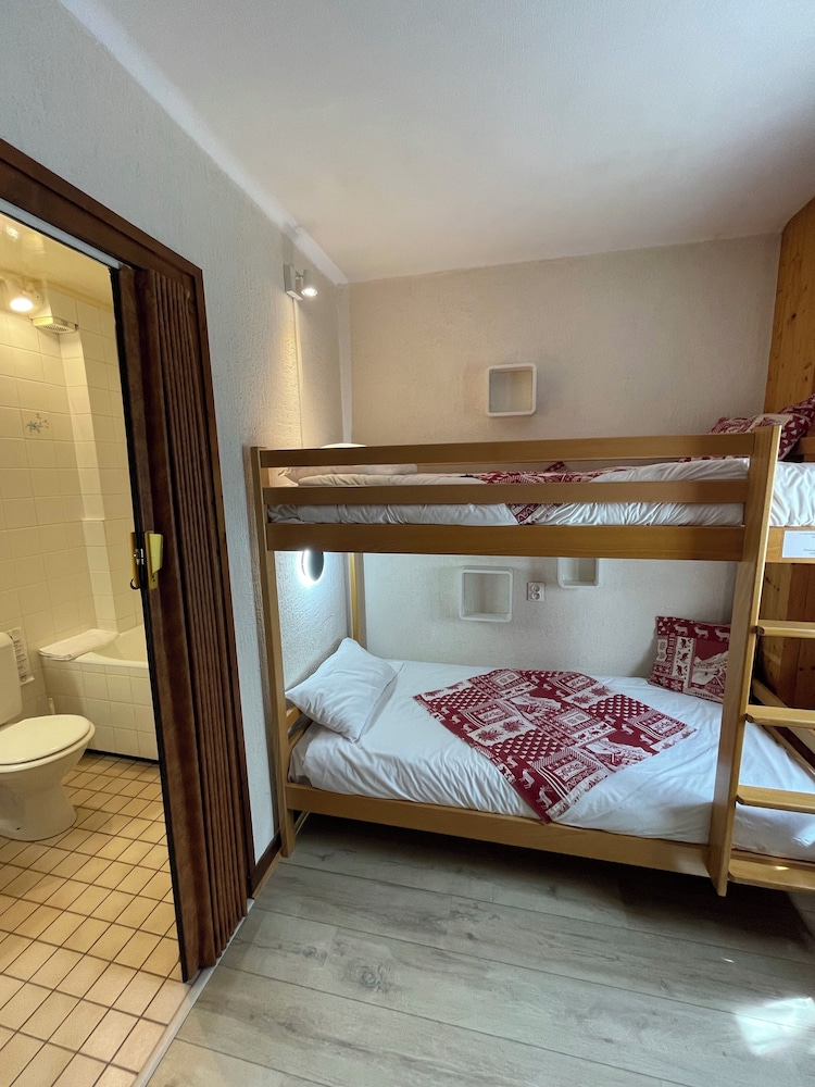 Family Quadruple Room, Multiple Beds, Private Bathroom photo 3