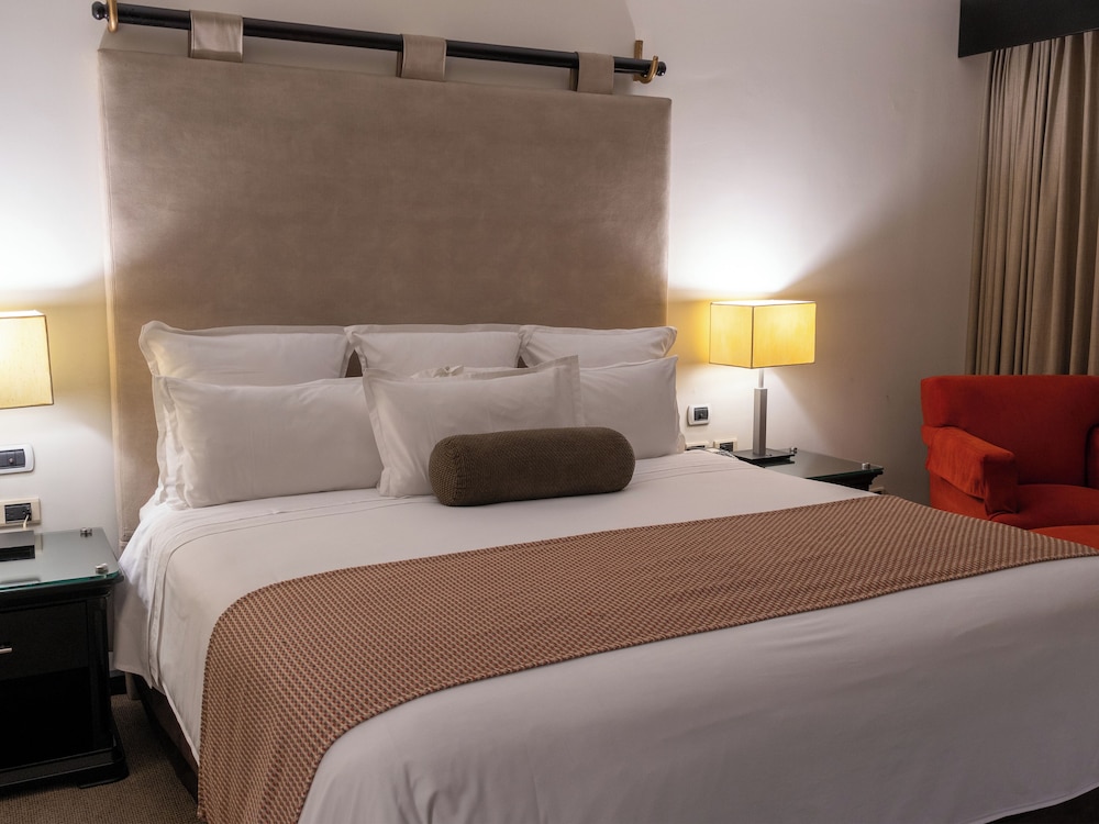 Signature Suite - Photo 2