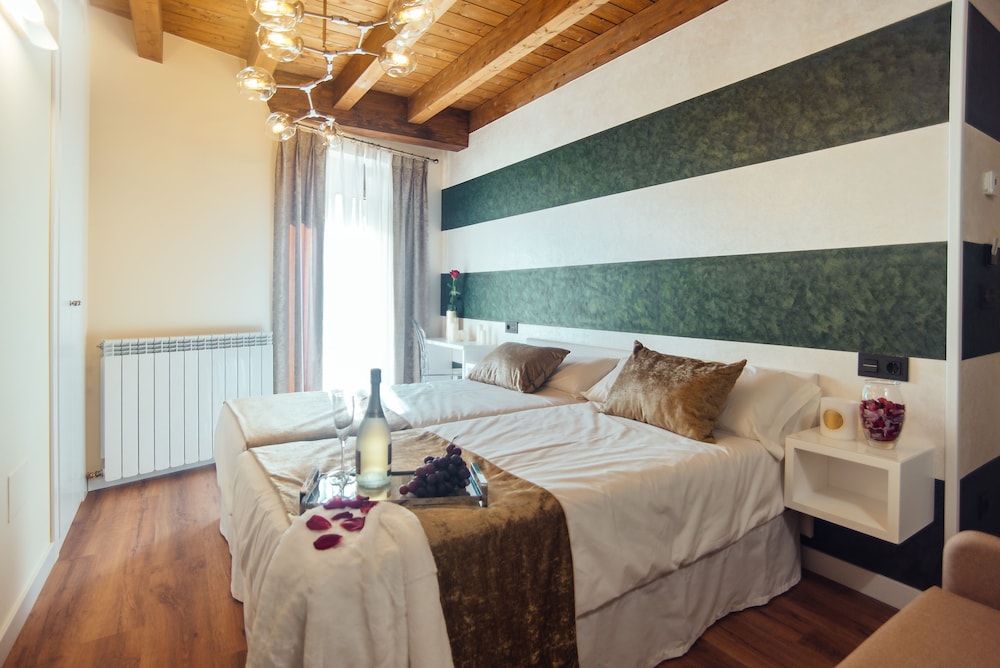 Twin Room (with extra bed)