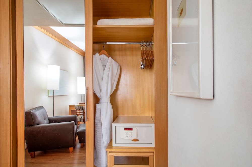 Premium Room, 1 Queen Bed - Photo 4