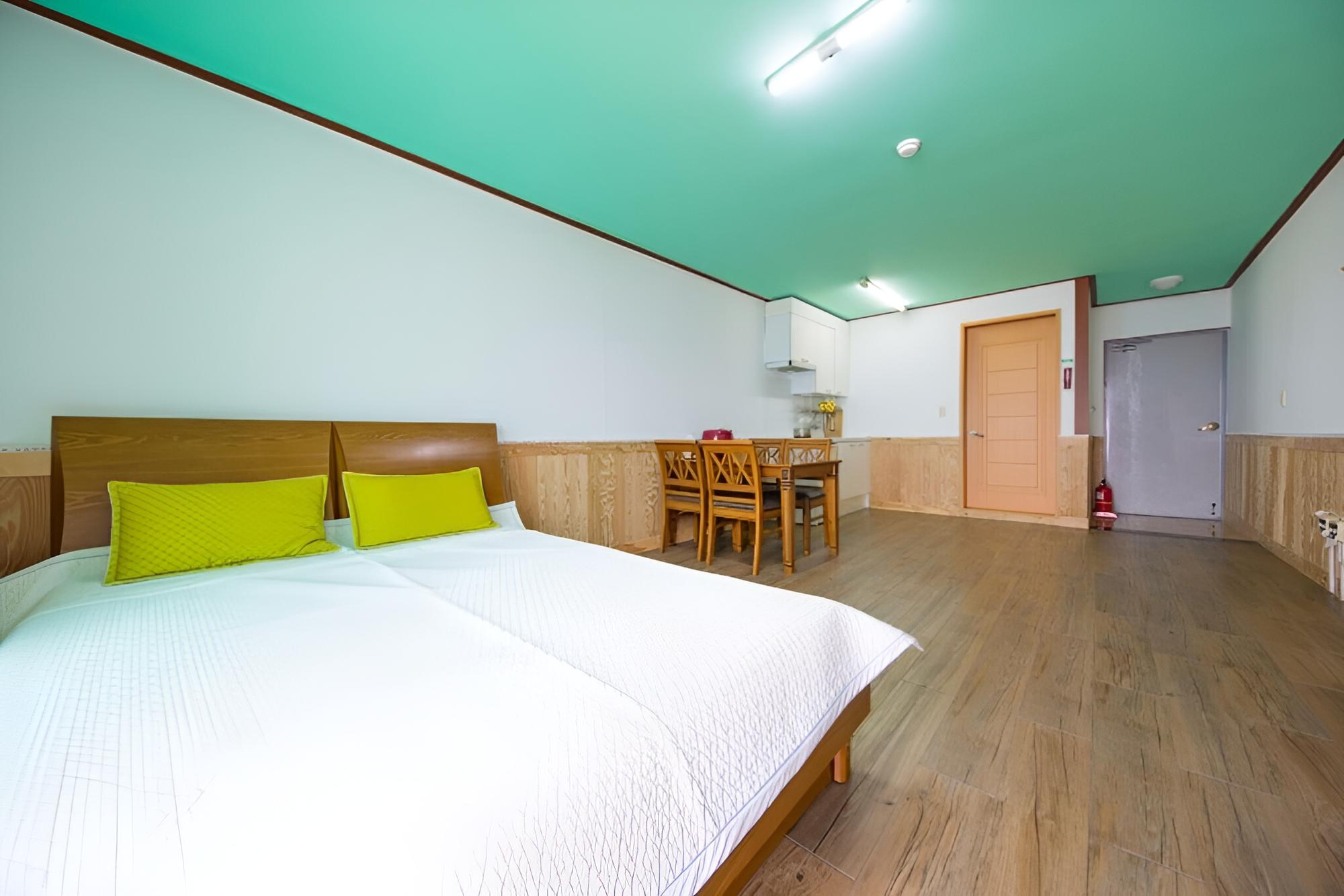 Room (305 (36m beds)) - Photo 1