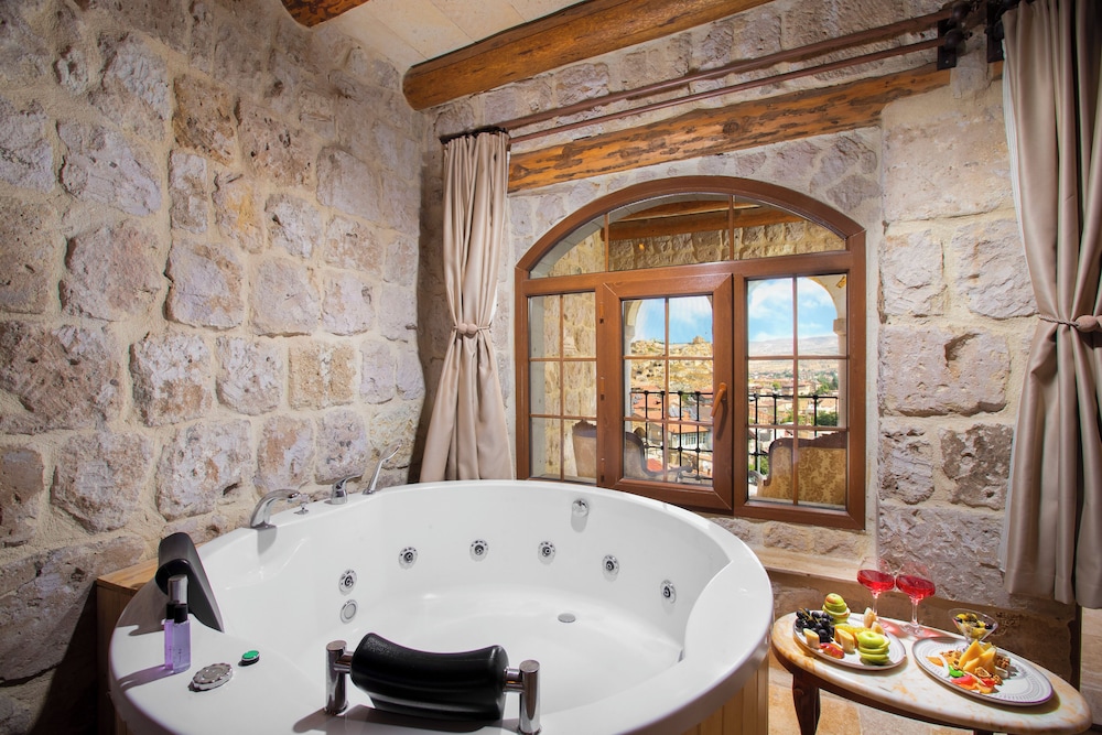 Honeymoon Room, Terrace, City View - Photo 2