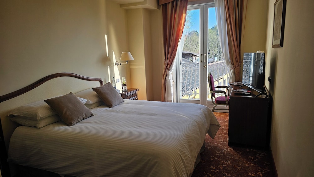 Superior Double or Twin Room, Balcony, Partial Lake View photo 1