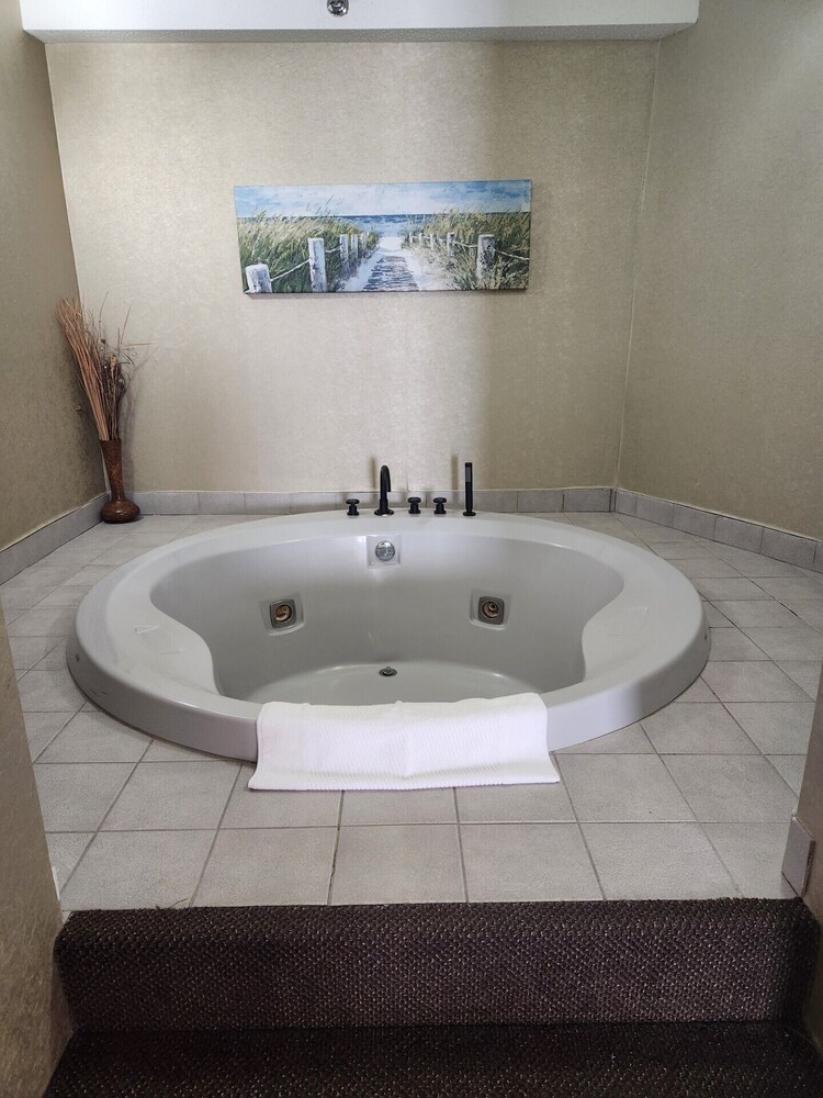 Suite, 1 King Bed, Non Smoking (Bridal) - Photo 4