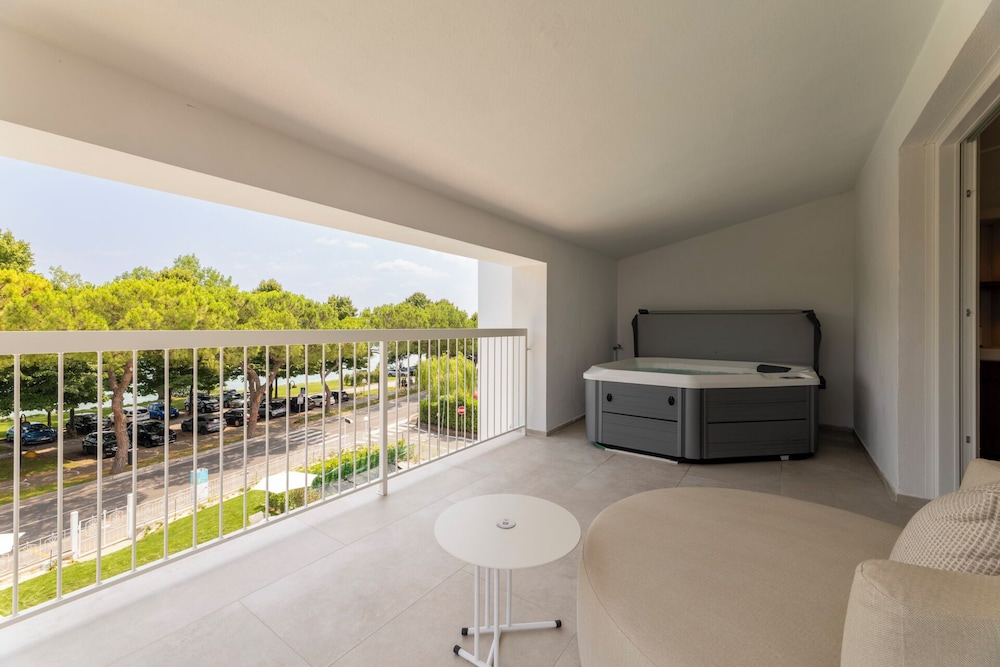Premium Suite, Hot Tub, Lake View - Photo 15