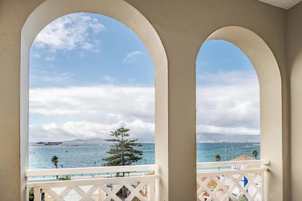 Standard Room, 2 Twin Beds, Pool View