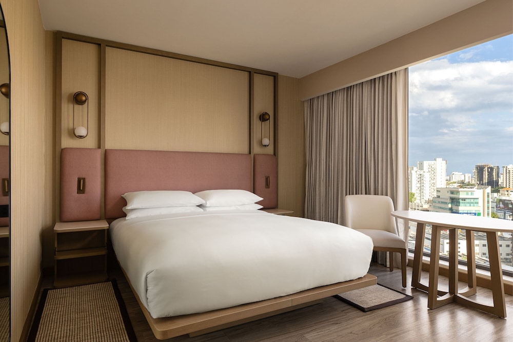 Deluxe Room, 1 King Bed, City View - Photo 1