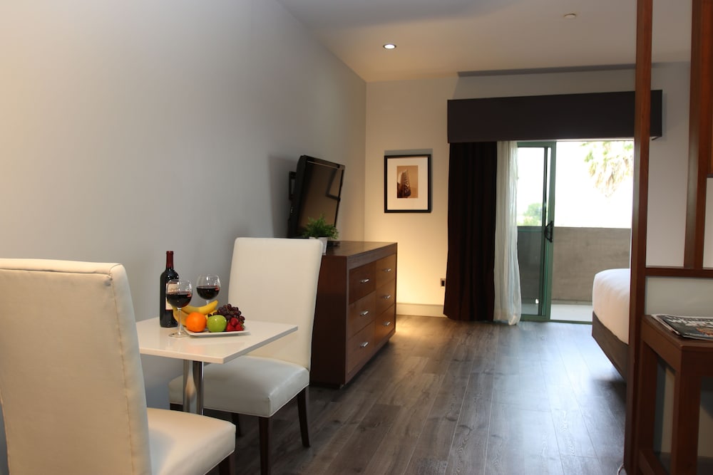 Basic Studio Suite, 1 Queen Bed, Non Smoking - Photo 2
