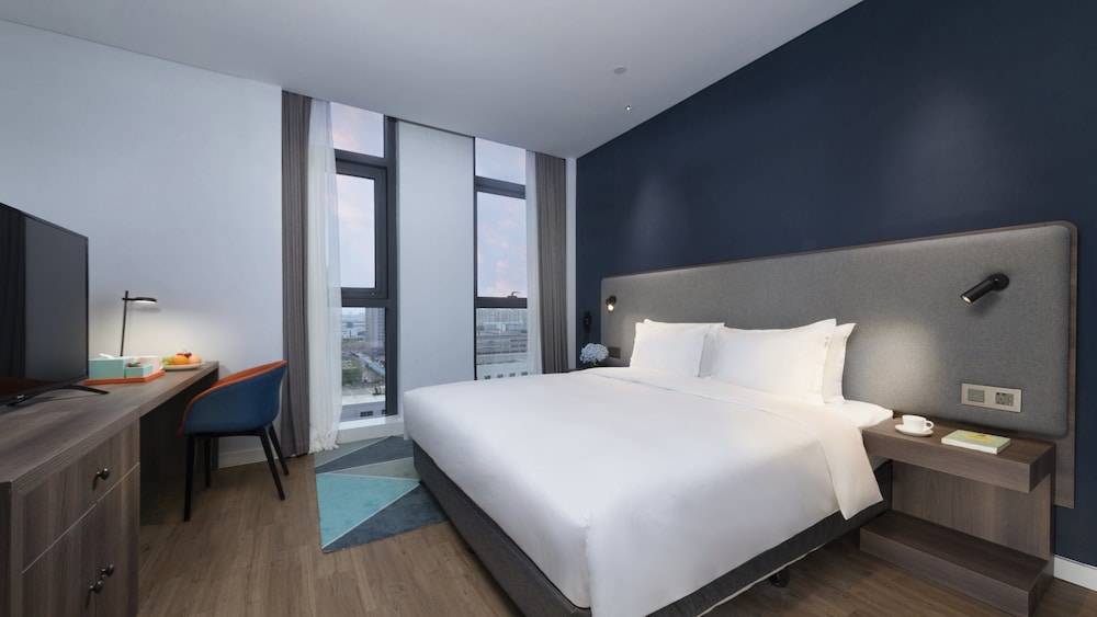 Standard Room, 1 King Bed (Extra Floor Space) - Photo 1