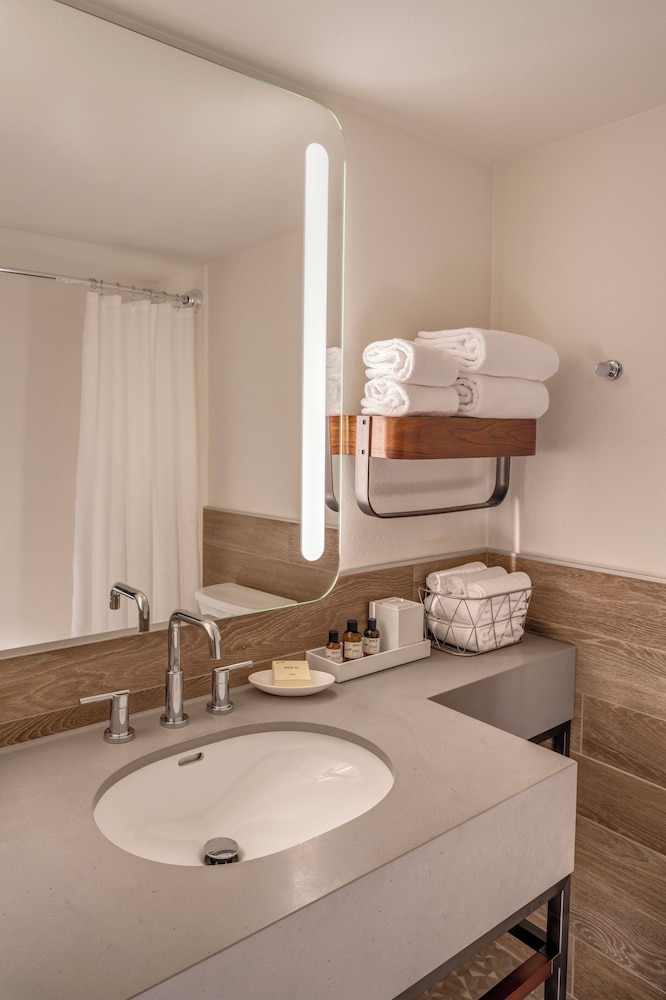 Room, 2 Queen Beds, Harbor View thumbnail 6