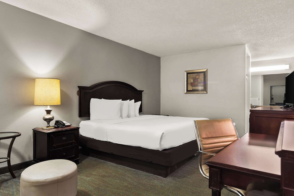 Standard Room, 1 King Bed, Non Smoking photo 3