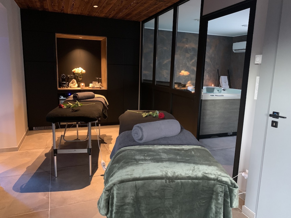 Deluxe Suite, Hot Tub - Photo 7