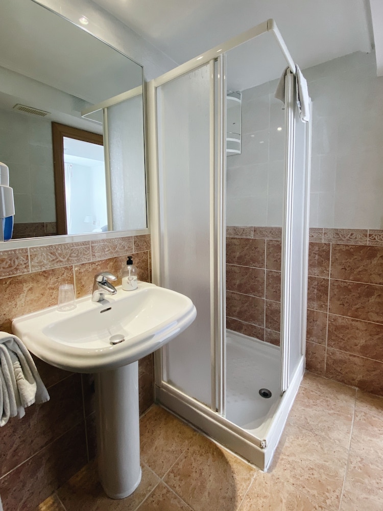 Standard Double Room (Free Parking) - Photo 9