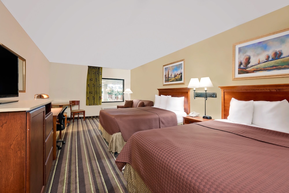 Standard Room, Multiple Beds, Pool View photo 1