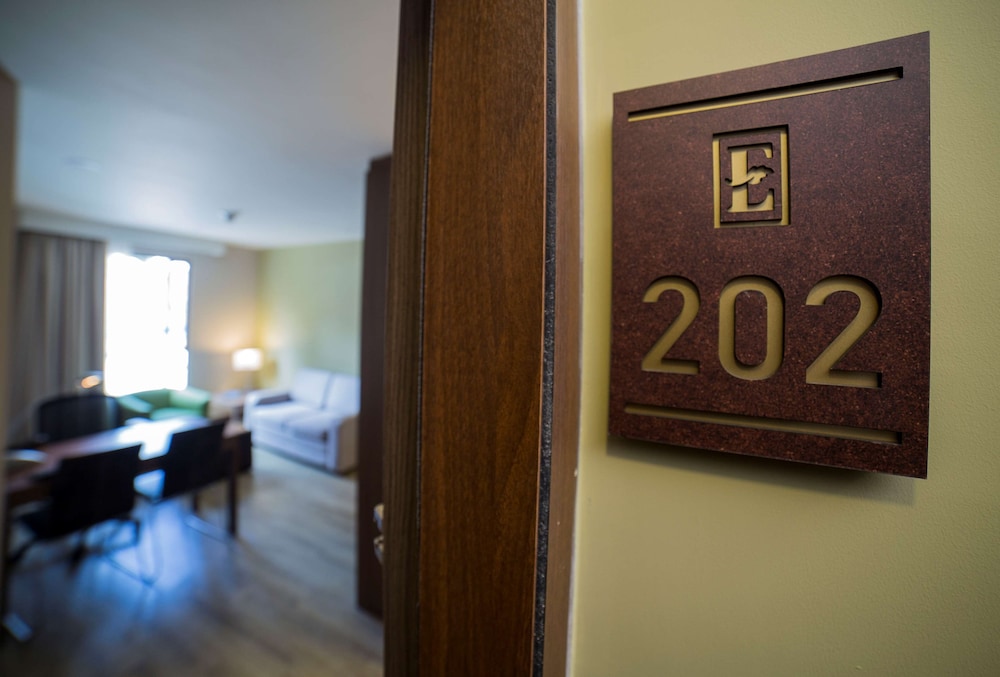 Suite, One King Bed, Non-Smoking - Photo 9