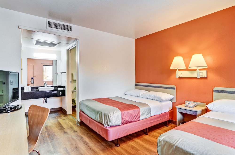 Deluxe Room, 2 Double Beds, Non Smoking, Refrigerator & Microwave photo 2