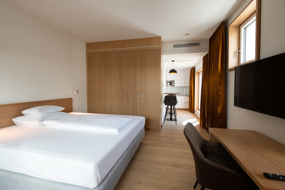 Standard Studio, 1 King Bed, Kitchenette, Annex Building photo 3
