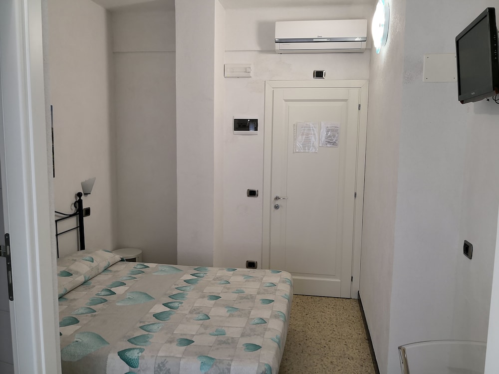 Basic Double Room, 1 Queen Bed