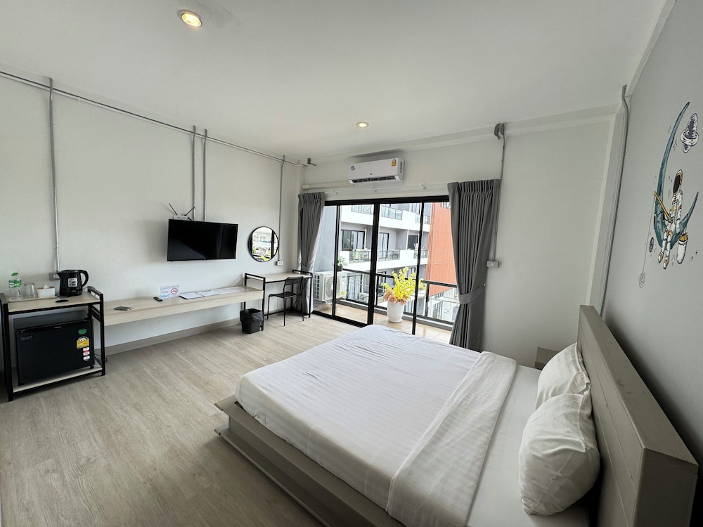 Standard King Room With Balcony photo 3