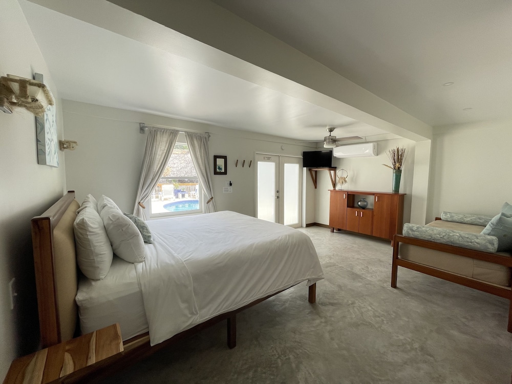 Ocean View Junior Suite Pool Deck: King photo 2