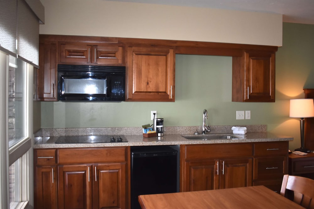 Standard Room, 1 Queen Bed, Kitchen, River View