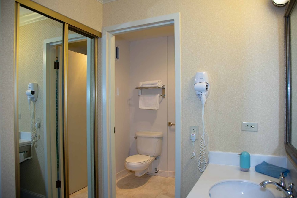 Queen Room with Ensuite - Photo 2