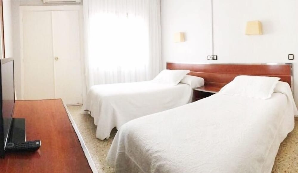 Twin Room - Photo 3