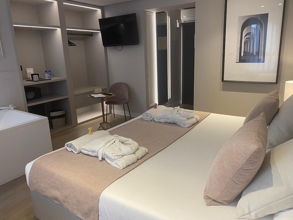 Deluxe Room with Jacuzzi - Photo 1