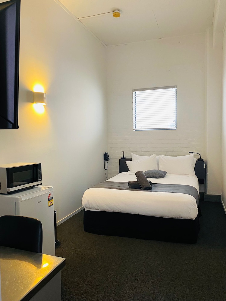 Basic Studio, 1 Queen Bed - Photo 8
