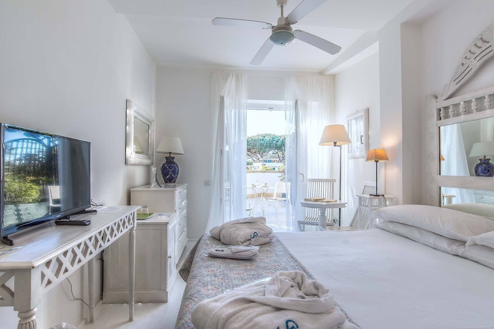 Classic Room, 1 Queen Bed, Balcony - Photo 1